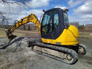 Kumitelainen JCB 8080 kaivinkone.